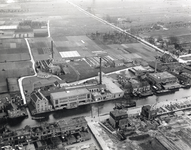69609 Luchtfoto van de Vaartsche Rijn, de Jutfaseweg en de gebouwen van de Utrechtse Machinale Stoel- en Meubelfabriek ...
